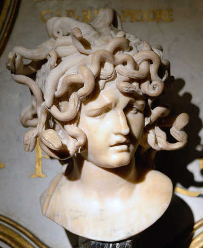 Scultura di testa di donna con serpenti come capigliatura