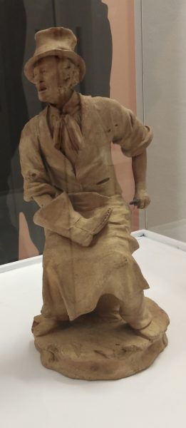 Statua in terracotta Ciabattino con cappello a cilindro nell'atto di riparare uno stivale