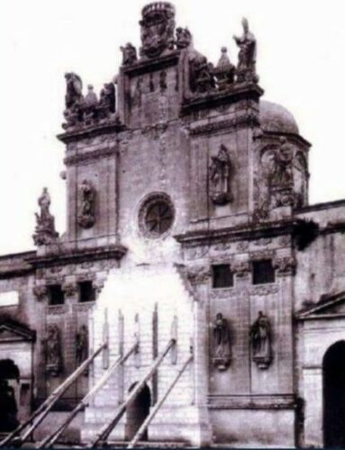 Chiesa blindata con parete muraria e pali in legno