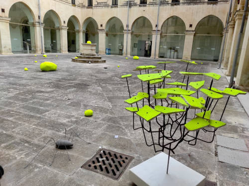 Interno Chiostro con Installazione sculture